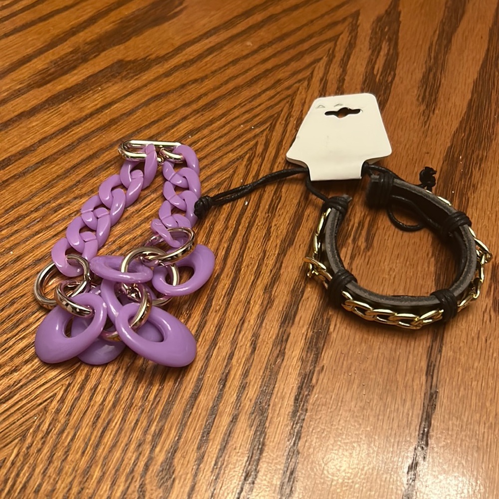 NWOT NO BRAND LILAC/GOLDTONE & BLACK LEATHER DRAWSTRING BRACELET W/ GOLDTONE CHA